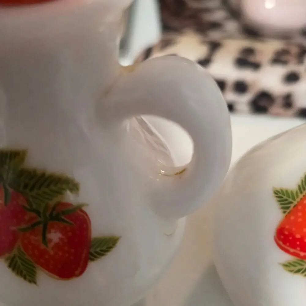 VTG Avon Strawberry and Cream Milk Glass Pitcher Bath Foam Bottle Decanter 2
